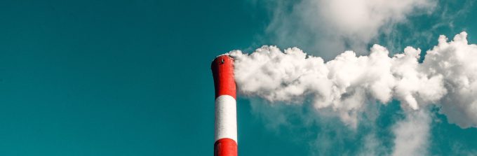 Rauch steigt aus Fabrikschornstein