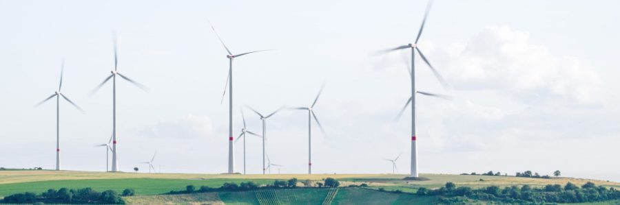 Windräder zur Energiegewinnung stehen in der Landschaft