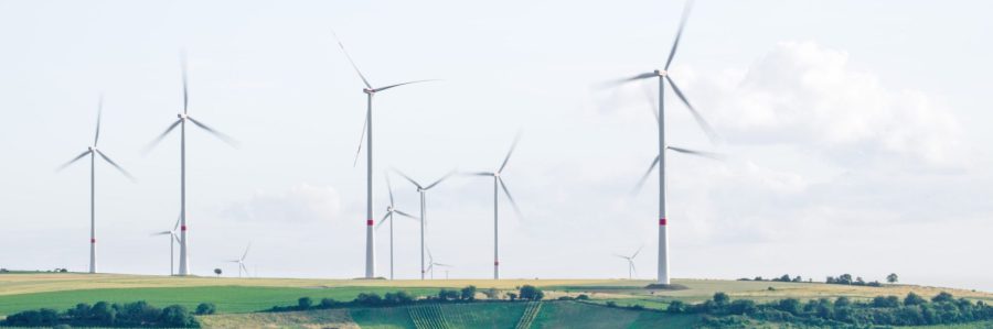 Erneuerbare Energie Windräder zur Energiegewinnung stehen in der Landschaft