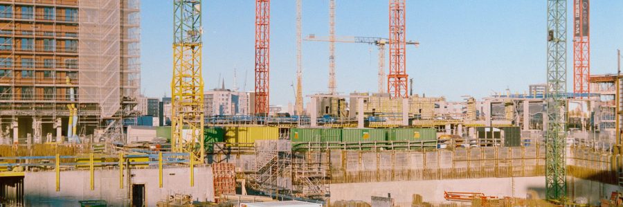 Auf Baustellen wird das Umweltrecht mehrheitlich eingehalten. Blick auf eine Vielzahl von Kranen