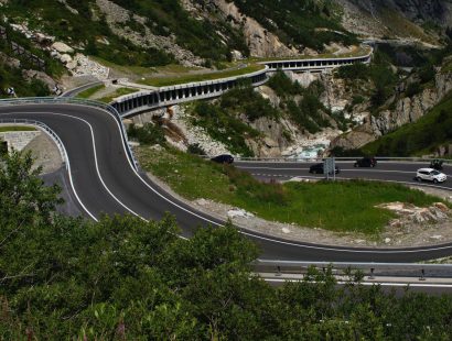 Transitstrasse in den Alpen auf der diverse Motorfahrzeuge fahren