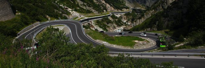 Transitverkehr in den Alpen Transitstrasse in den Alpen auf der diverse Motorfahrzeuge fahren