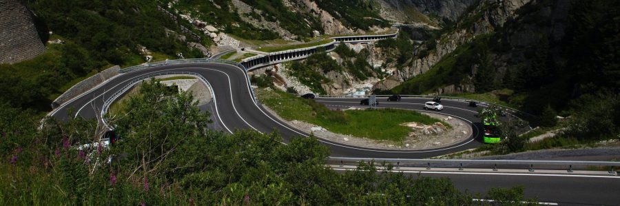 Transitverkehr in den Alpen Transitstrasse in den Alpen auf der diverse Motorfahrzeuge fahren