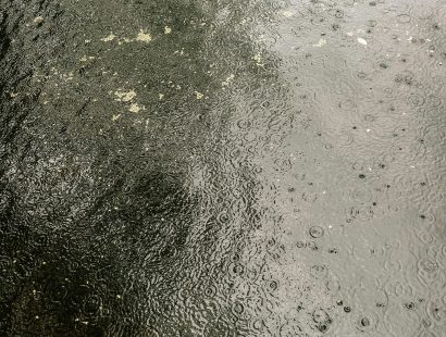 Kluges Regenwassermanagement kann unter anderem die Kanalisation entlasten und das Klima in der Gemeinde verbessern.