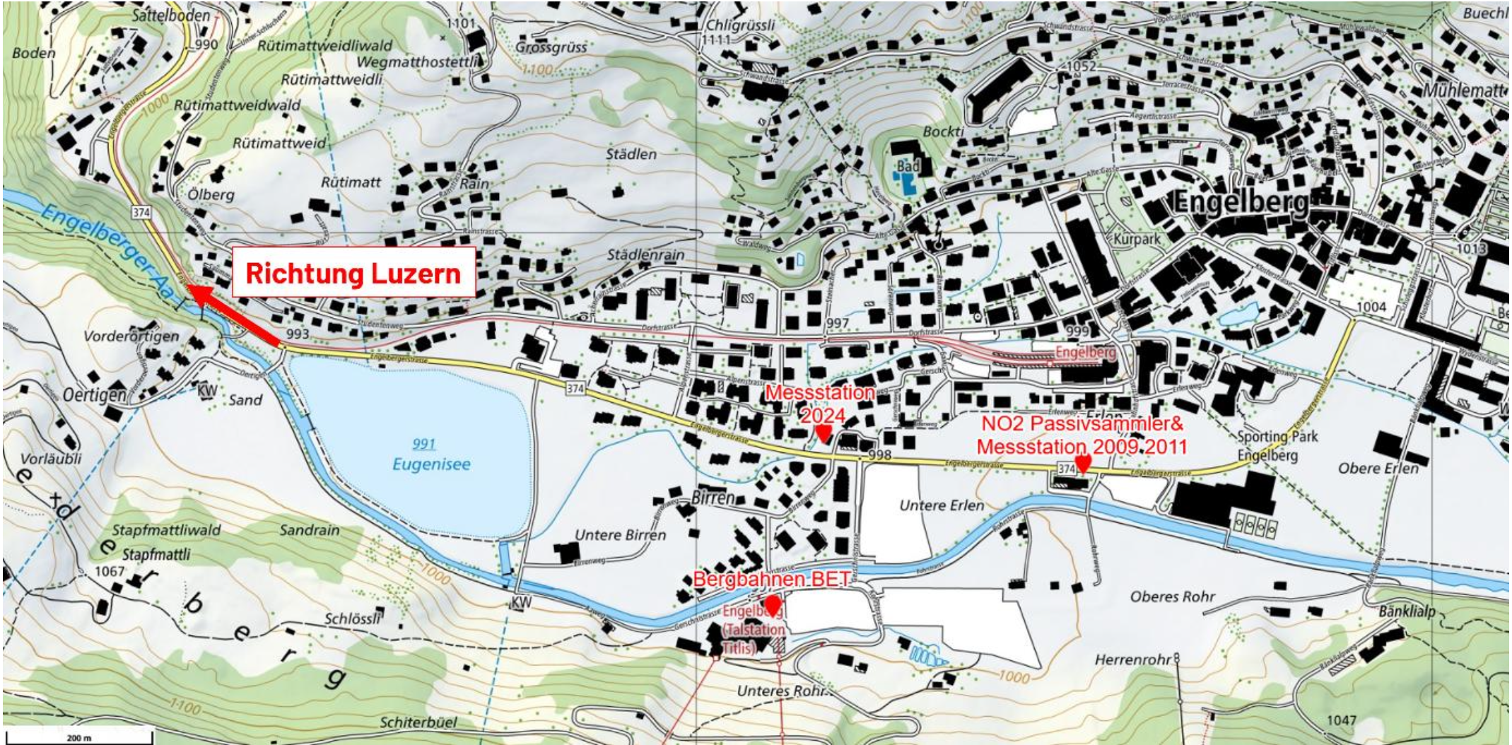 Standorte der Messstationen in den Jahren 2009, 2011 und 2024 sowie des NO2-Passivsammlers entlang der Engelbergerstrasse. Standort der Bergbahnen Engelberg-Titlis-Trübsee AG (BET) mit den danebenliegenden Parkplätzen.